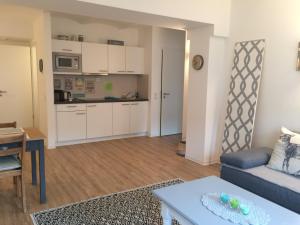 a living room with a couch and a table at Stadt-Apartment in Nürnberg