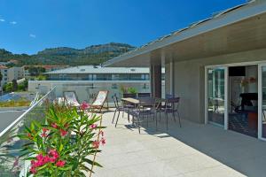 a patio with a table and chairs on a balcony at Quintessens in Marseille