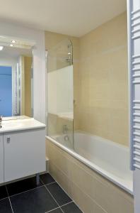 a bathroom with a shower and a bath tub at Quintessens in Marseille