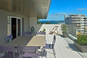 a table and chairs on the balcony of a building at Quintessens in Marseille