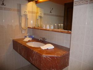 A bathroom at Hôtel Sainte Foy