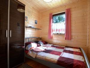 ゴンスキにあるMorskie Zaciszeの木造キャビン内のベッド1台が備わるベッドルーム1室を利用します。