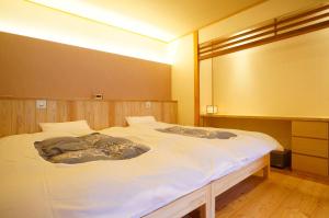 سرير أو أسرّة في غرفة في Sumiyosiya Ryokan