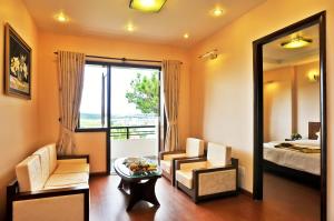 Postel nebo postele na pokoji v ubytování Ky Hoa Hotel Da Lat