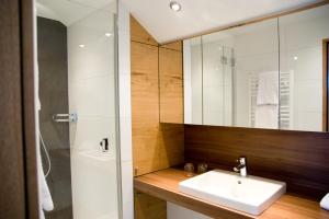La salle de bains est pourvue d'un lavabo et d'un miroir. dans l'établissement Haus Battisti, à Sankt Anton am Arlberg