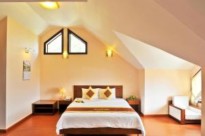 Postel nebo postele na pokoji v ubytování Ky Hoa Hotel Da Lat