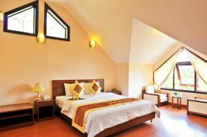 Postel nebo postele na pokoji v ubytování Ky Hoa Hotel Da Lat