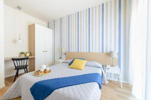 - une chambre avec un lit et un plateau de fruits dans l'établissement Hotel Esplanade, à Rimini