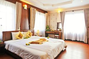 Postel nebo postele na pokoji v ubytování Ky Hoa Hotel Da Lat