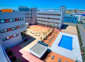 een luchtzicht op een gebouw met een zwembad bij Porcel Avant in Torrejón de Ardoz
