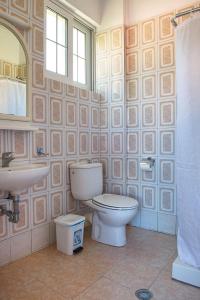 A bathroom at Faros Rooms