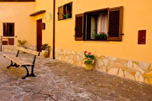 una panchina seduta di fronte a un edificio con finestra di B&B Liolà a Agrigento