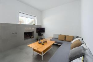 TV a/nebo společenská místnost v ubytování Vamare Beachfront House