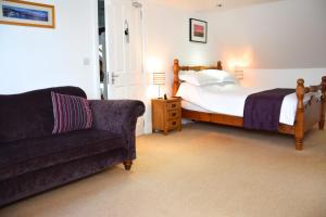 sypialnia z łóżkiem, kanapą i łóżkiem w obiekcie Townend Farm Bed and Breakfast w mieście Loftus