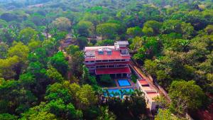 ein Haus auf einem Hügel mitten im Wald in der Unterkunft Lavendish Okrin Hotel in Kataragama