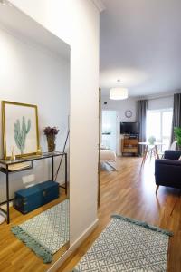 sala de estar con paredes blancas y sofá azul en Studio75 Telheiras, en Lisboa