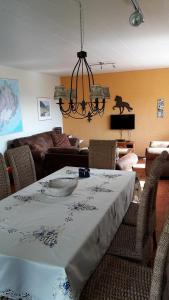 sala de estar con mesa y sofá en Glæsibær, en Reynistaður