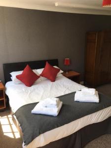 A bed or beds in a room at The Red Lion 