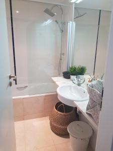 Ванная комната в Cabanas Apartments Sea View