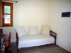een klein bed met witte kussens in een kamer bij Panorama Thea in Symi