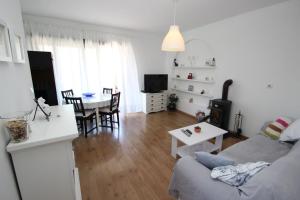 ein Wohnzimmer mit einem Sofa und einem Tisch in der Unterkunft Apartments Ernesta in Poreč