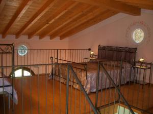 um quarto com uma cama num quarto em B&B Borgo Tre Case em Cavriana