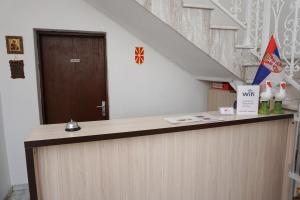 un mostrador de recepción en una habitación con escalera en Bed & Breakfast Delikates, en Stojakovo