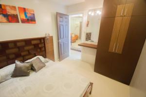 een slaapkamer met een bed en een deur naar een keuken bij NF Suites in Davao City