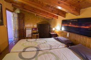 1 dormitorio con 1 cama grande en una habitación en Casa Sisquet en Montcortes
