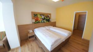 A bed or beds in a room at Weinhotel Rieder