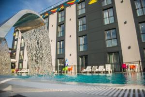 Bazén v ubytování Garni Hotel Hollywoodland Wellness & Aquapark nebo v jeho okolí