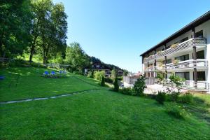 un gran patio frente a un edificio en Hotel Tyrol, en Oberstaufen