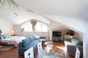 salon z łóżkiem i kanapą w obiekcie Mona Lisa Apartments - Kazimierz District w Krakowie