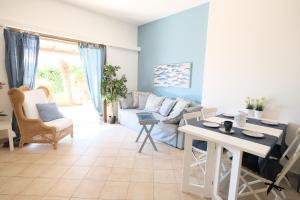 un soggiorno con un tavolo e un divano di Blu Marea a Macari Altre 16 foto