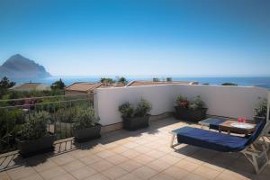 un patio con vista sull'oceano da una casa di Blu Marea a Macari