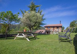 een tuin met een picknicktafel en een huis bij Casa Sisquet in Montcortes