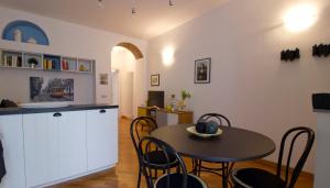 cocina y comedor con mesa y sillas en Italianway-Lambro, en Milán