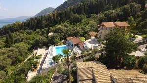 uma vista aérea de um resort com uma piscina em Brentanos Apartments - A - View of Paradise em Gastouri