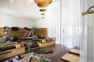 une salle de sport avec des équipements d'exercice dans l'établissement Baumanière - Les Baux de Provence, aux Baux-de-Provence