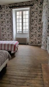 a room with two beds and a window at Magnifique Maison de Caractère FAMILIALE 12 Couchages in Écouché