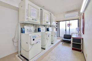 une salle d'hôpital vide avec des machines blanches dans l'établissement Sky Heart Hotel Koiwa, à Tokyo