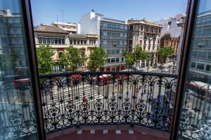 een balkon met uitzicht op een stadsstraat bij Lujo en el corazon de Sevilla in Sevilla