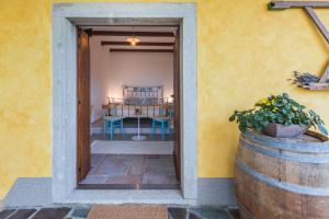 een deur naar een eetkamer met een tafel en een vat bij Med oljkami Apartment in Koper