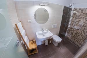 Ванна кімната в Med oljkami Apartment