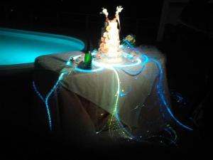 - un gâteau assis sur une table à côté d'une piscine dans l'établissement Ca Dell'Aglio, à Momperone