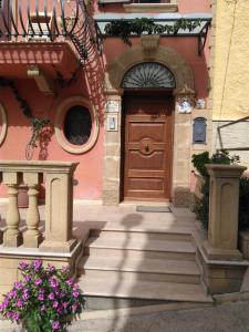 バレストラーテにあるLa Maiolica B&Bの木の扉と花の建物