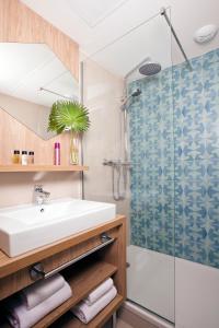 W łazience znajduje się umywalka i prysznic. w obiekcie Residhome Nice Promenade w Nicei
