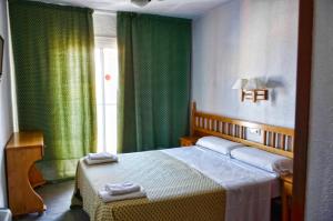Postel nebo postele na pokoji v ubytování Hostal Isabel
