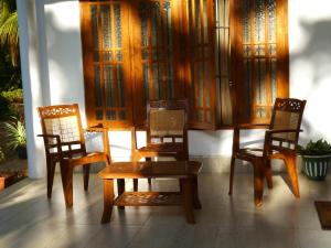 un grupo de sillas y una mesa y una mesa y sillas en Serene Home Stay, en Udawalawe