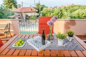 Sutomišćica的住宿－Apartments Jelavić，一张桌子,上面放着一瓶葡萄酒和一盘水果